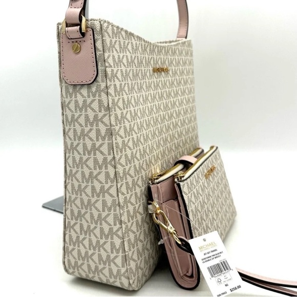 Michael Kors Large Messenger Bag & Large Double Zip Wallet Vanilla/Powder
Blush - Picture 4 of 14